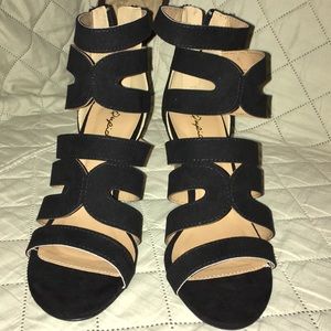 QUPID Chamber-26X Black Strappy Sandal